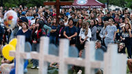 Multitudinaria vigilia por las víctimas del tiroteo en una escuela de Georgia