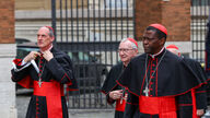 Los cardenales llegan a Santa María la Mayor para rezar ante la tumba del papa