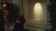 Los cardenales visitan el lugar donde descansa el papa Francisco