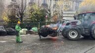  Agricultores franceses prenden heno y tiran estiércol al edificio de Gobierno en Limoges