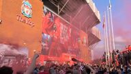 Cientos de aficionados celebran el título del Liverpool a la salida de Anfield 
