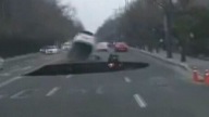 Un motorista muere al caer por un socavón de 20 metros en una carretera de Corea del Sur